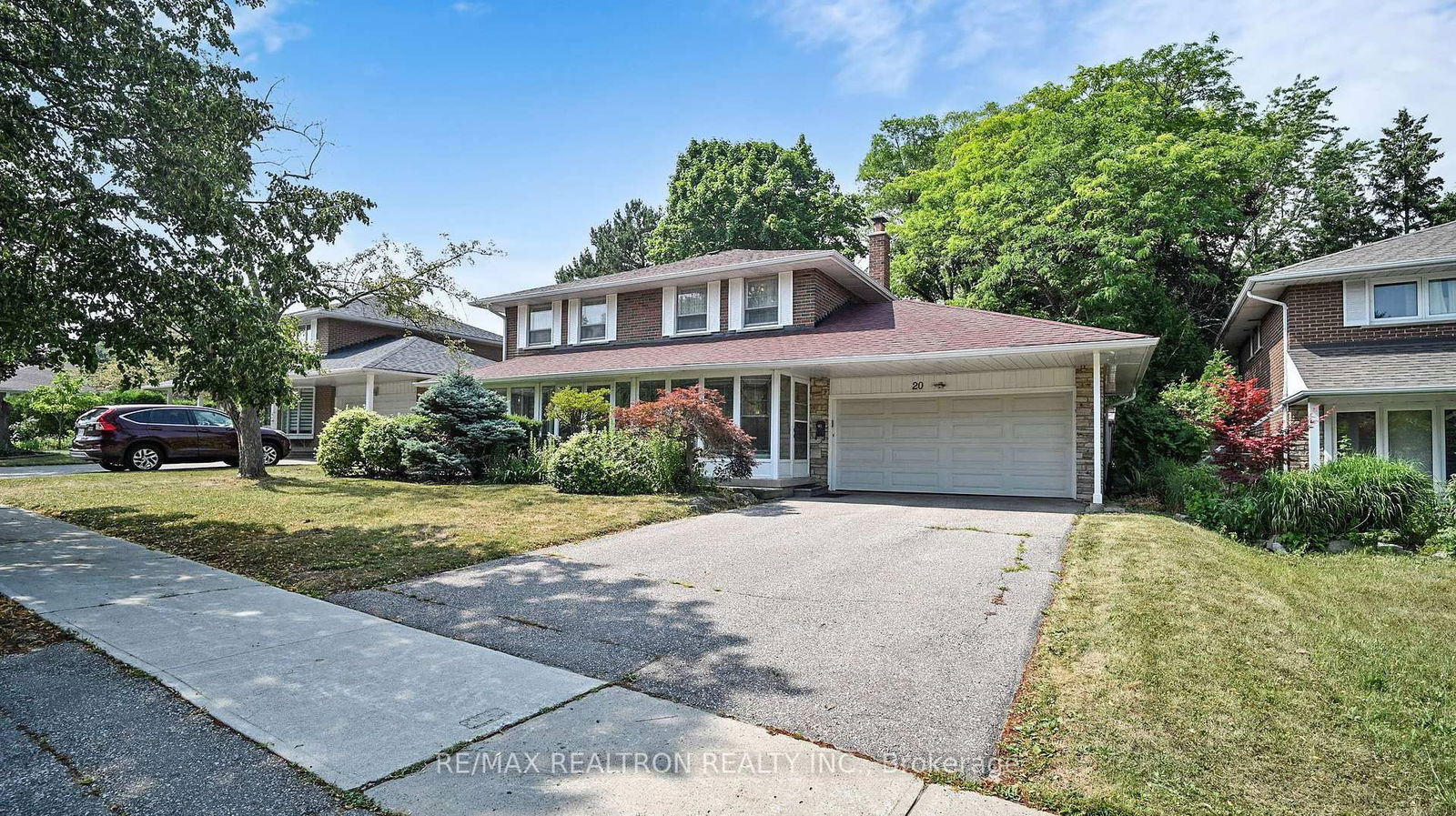 Detached House in Hillcrest Village
