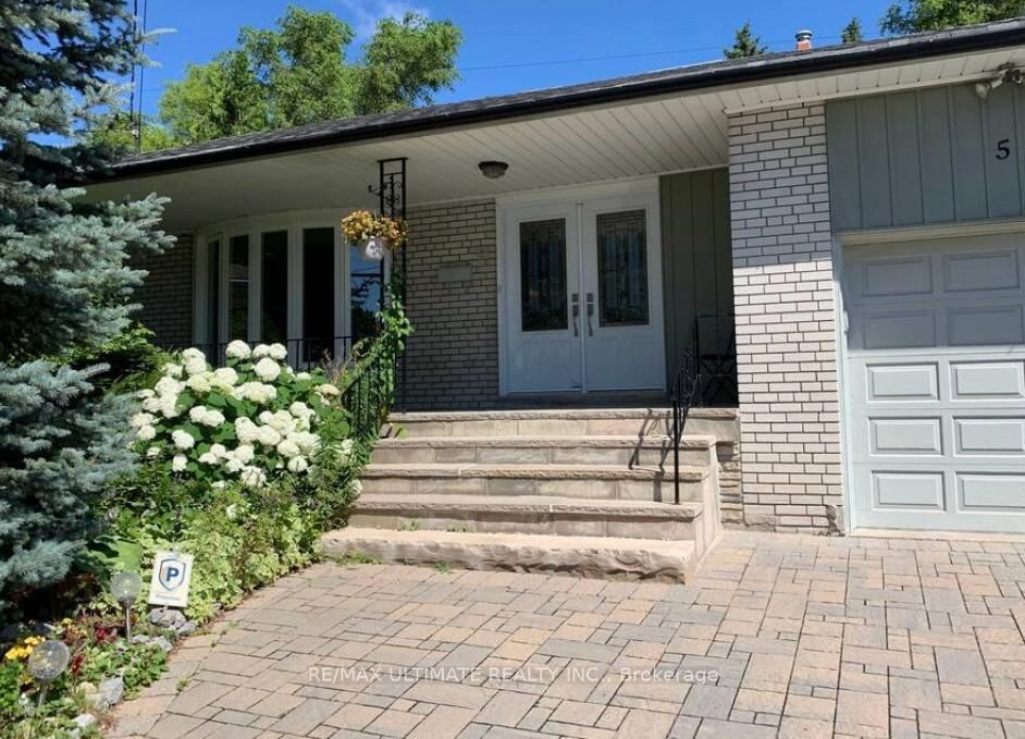 Detached House in Bayview Woods-Steeles