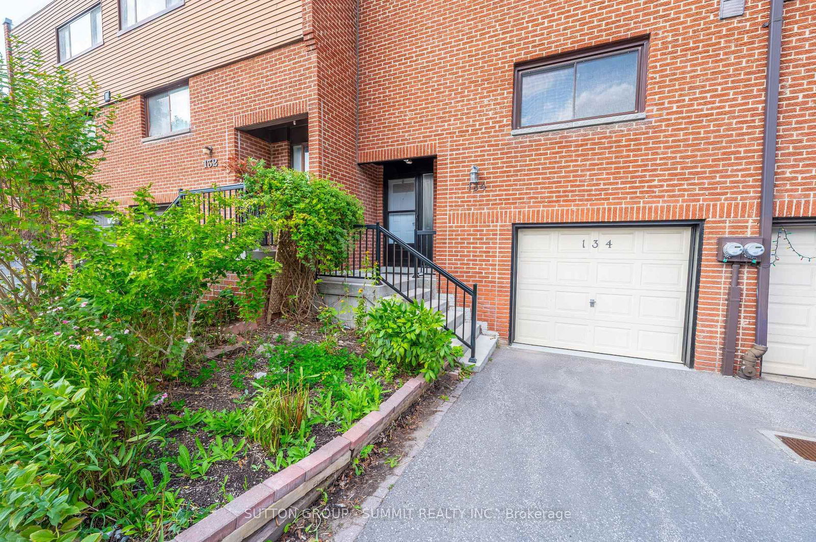 Townhouse, Condo in Hillcrest Village