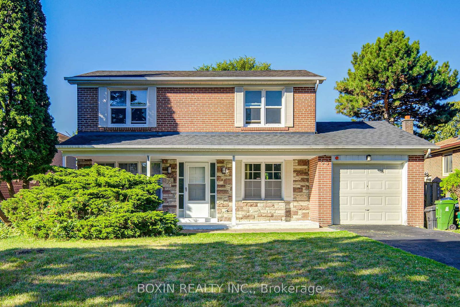 Detached House in Hillcrest Village