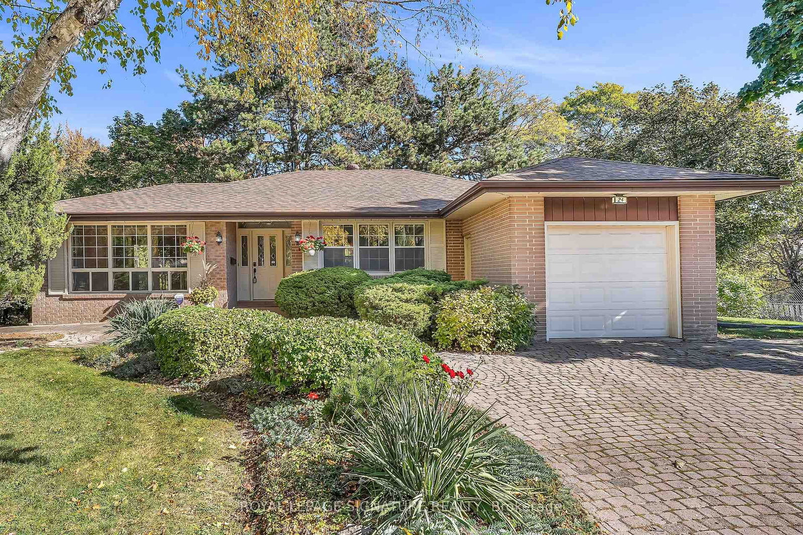 Detached House in Parkwoods-Donalda