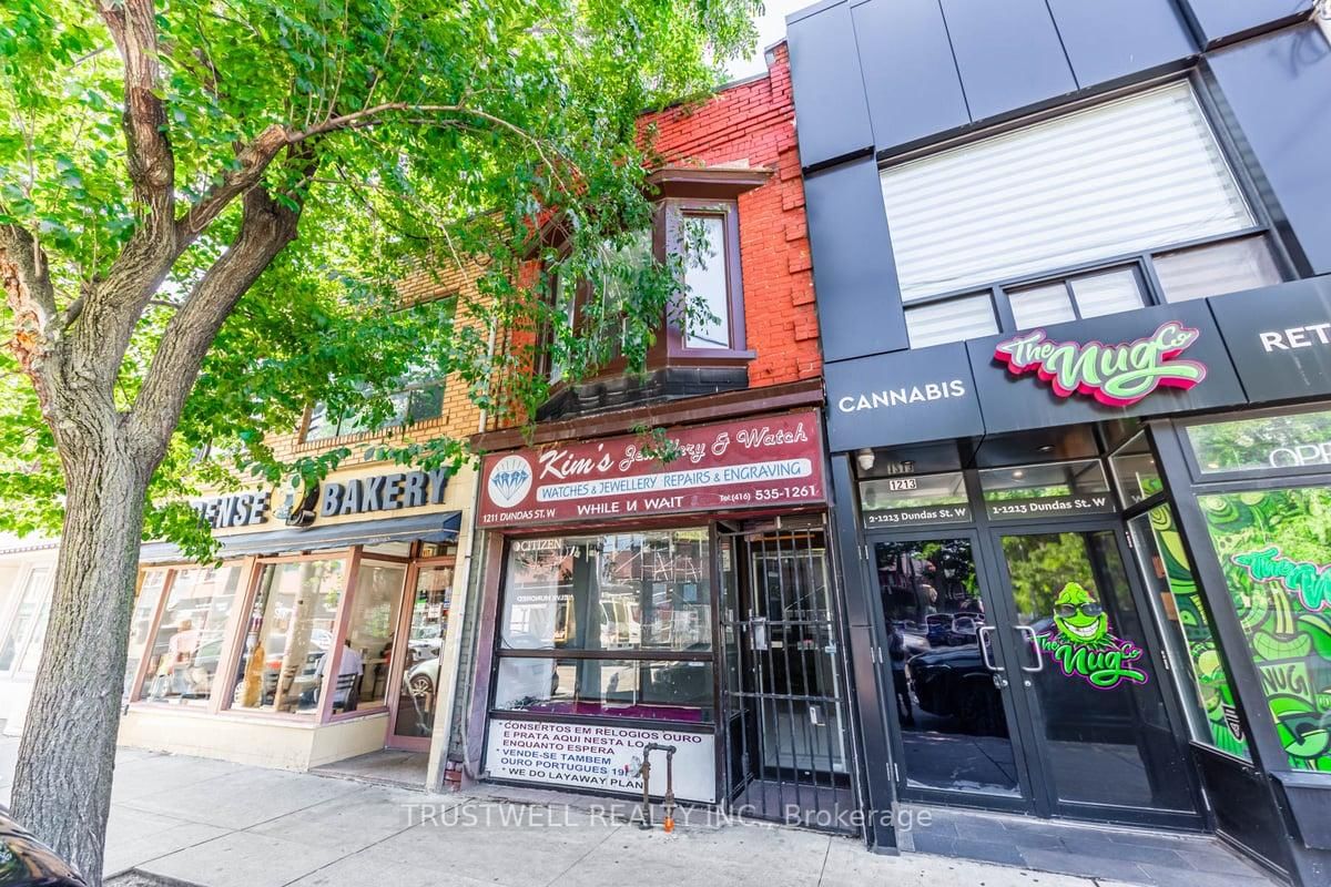 Store with Apartment/Office in Trinity-Bellwoods