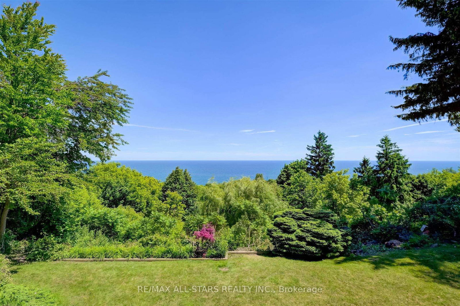 Detached House in Scarborough Village