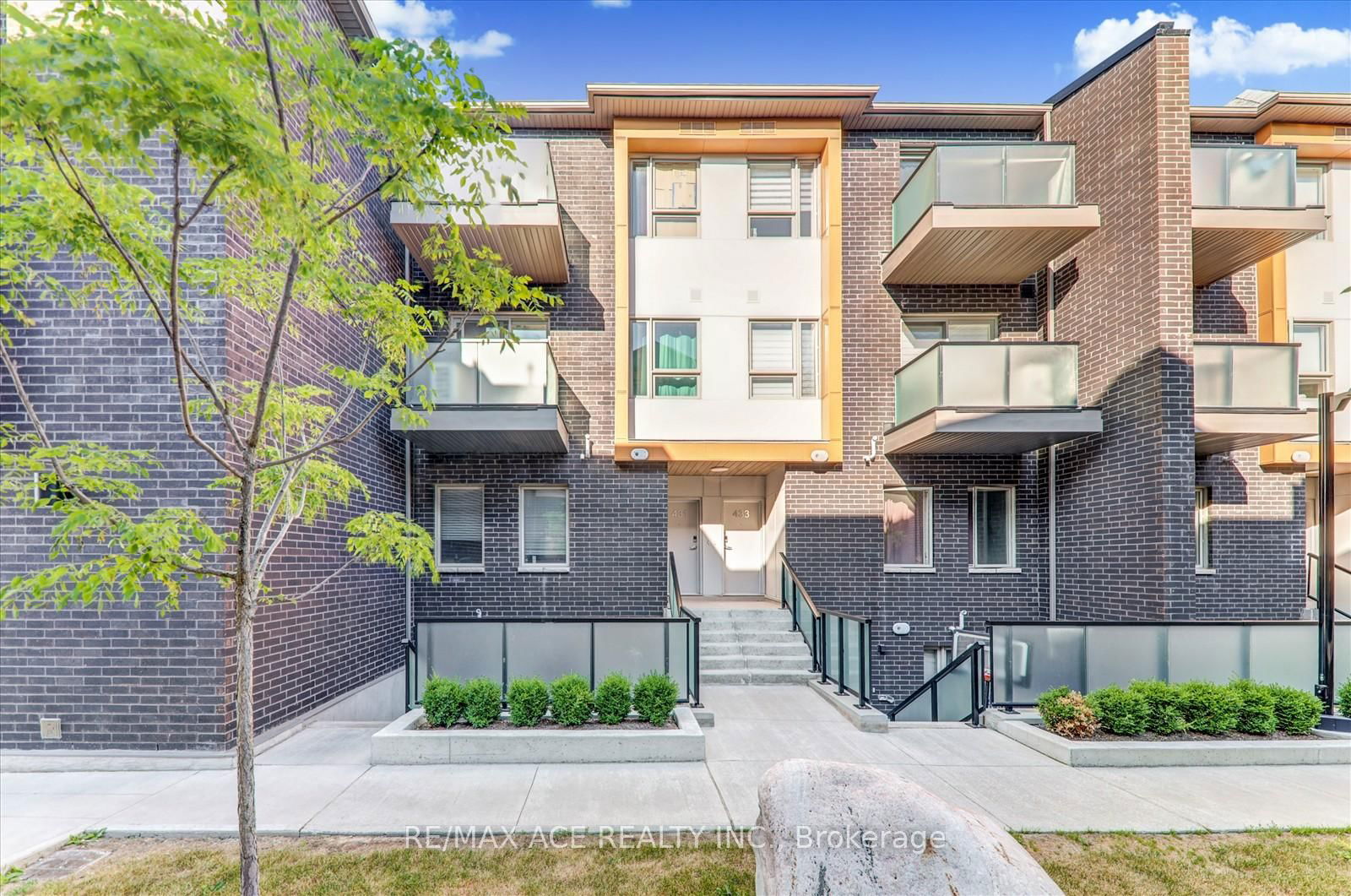 Townhouse, Condo in Eglinton East