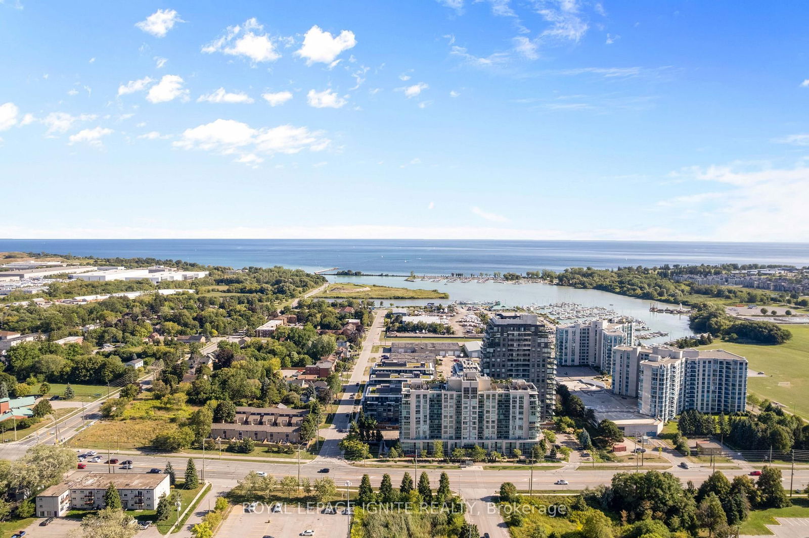 Townhouse, Condo in Port Whitby