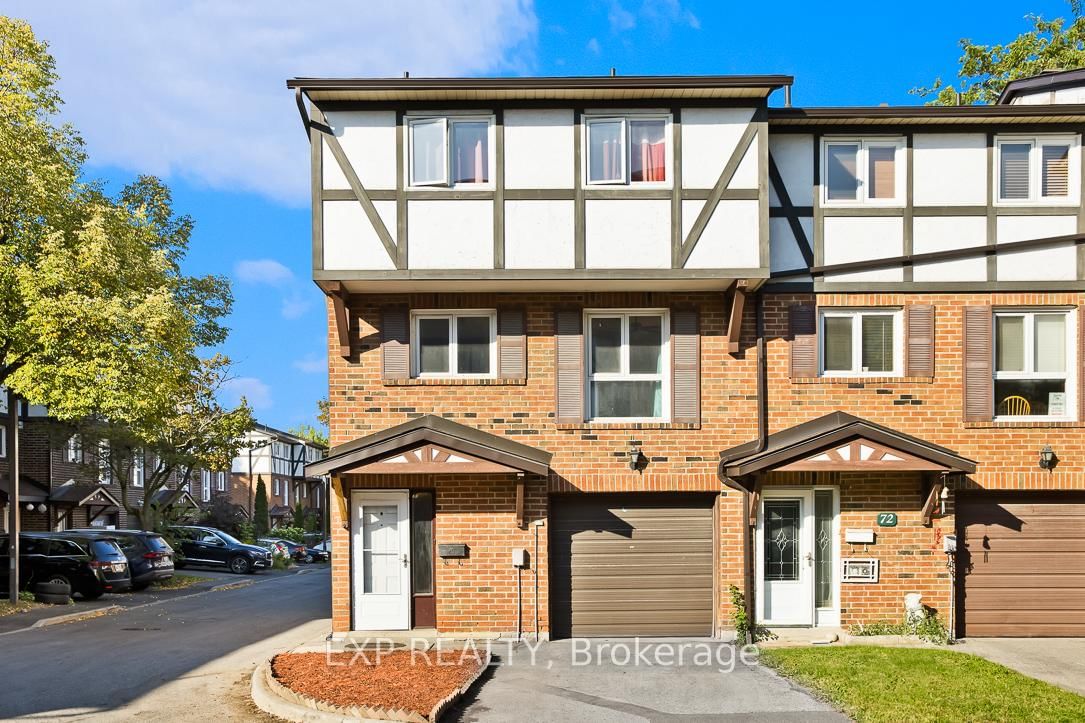Townhouse, Condo in Eglinton East