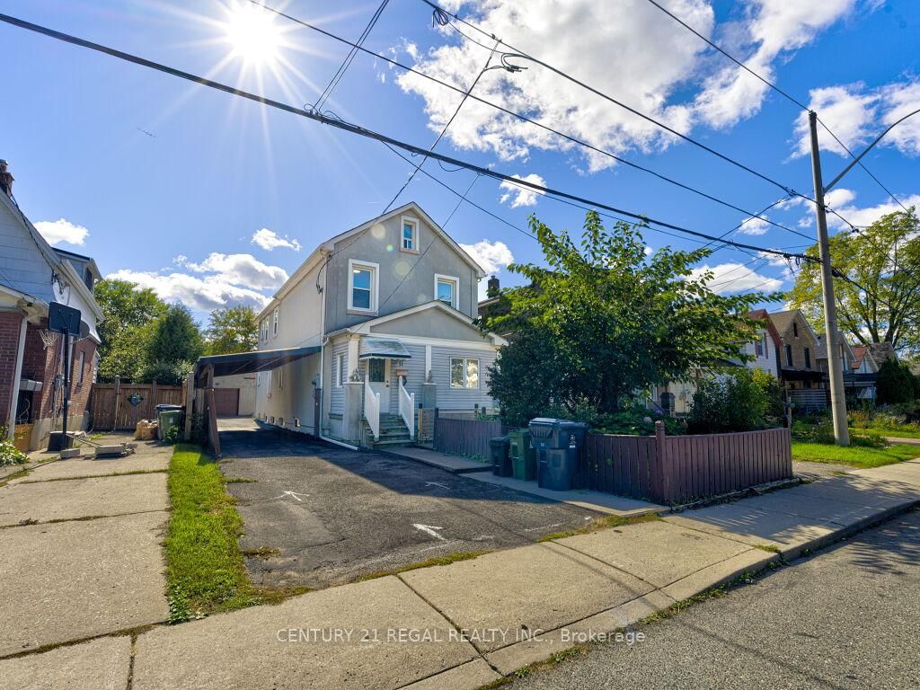 Detached House in Crescent Town
