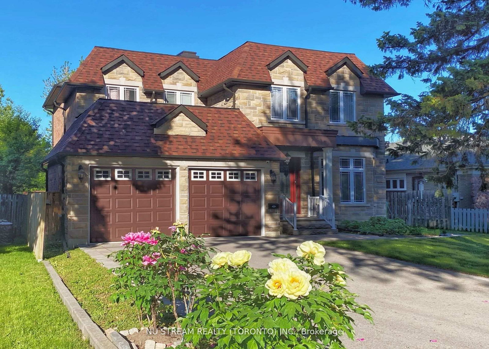 Detached House in Scarborough Village