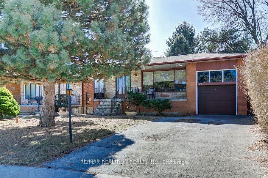 Detached House in Scarborough Village