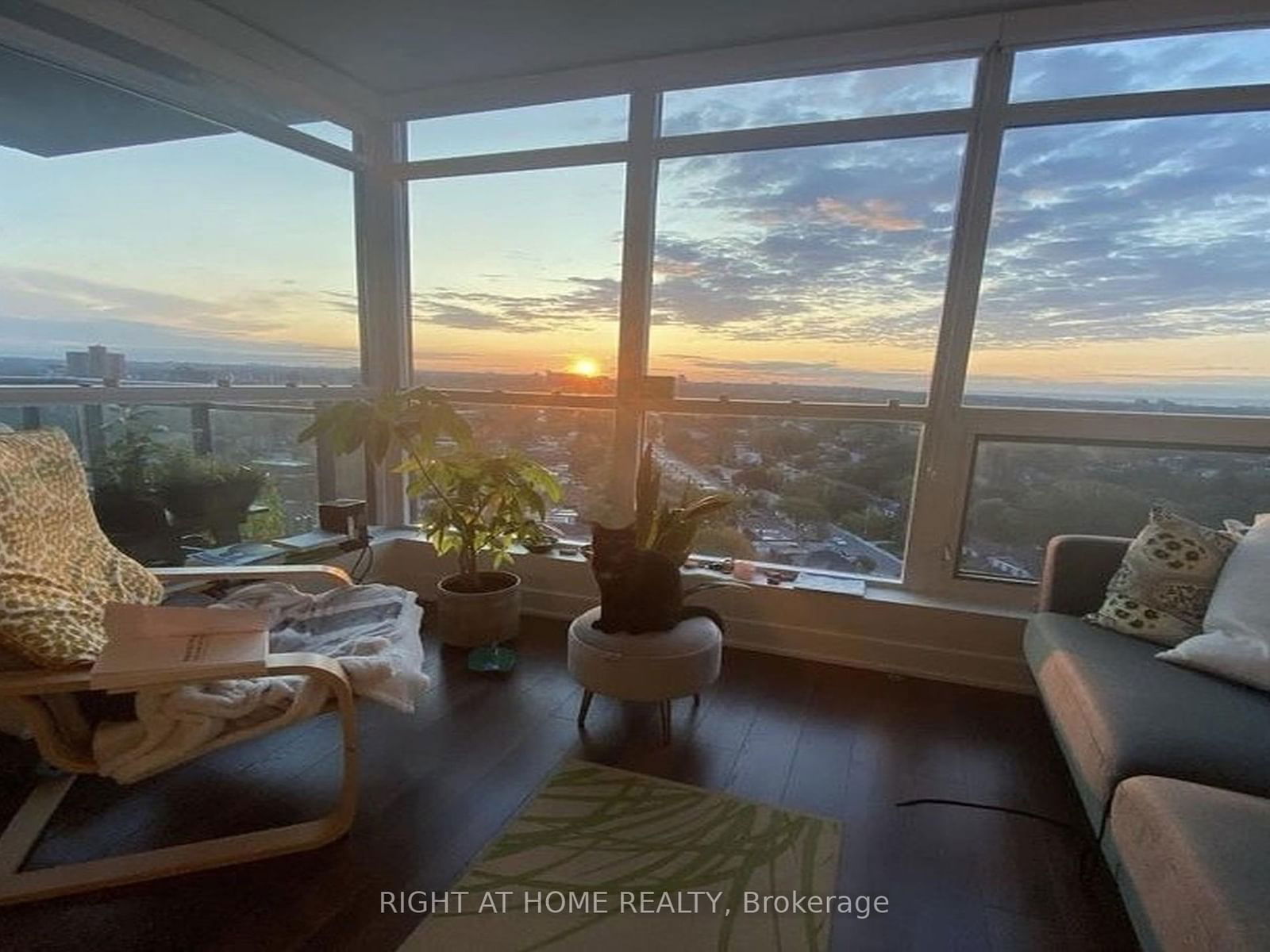 Condominium Apartment in Broadview North