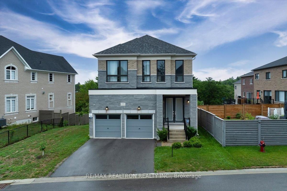 Detached House in Aurora Estates