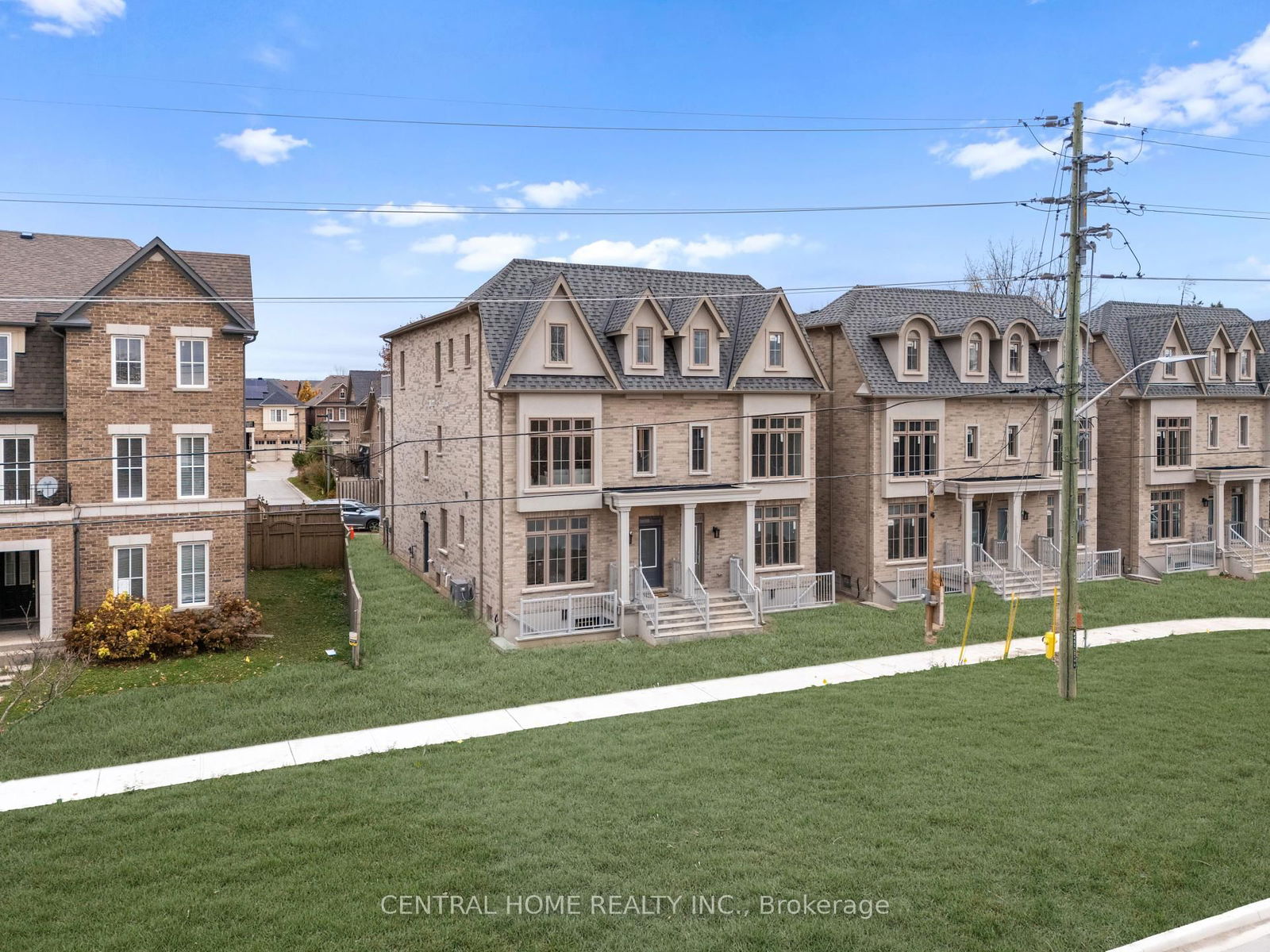 Semi-Detached in Victoria Square