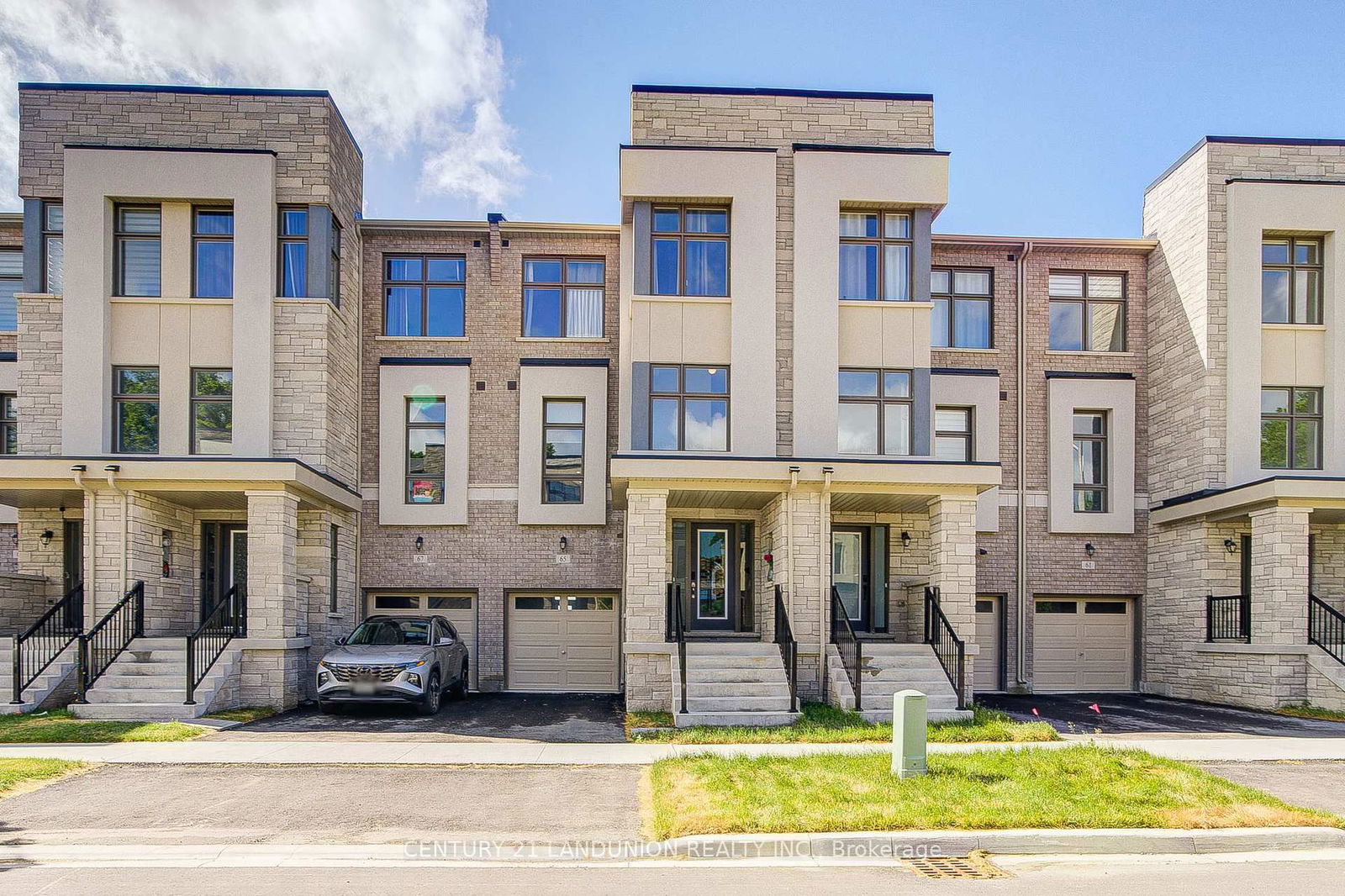 Townhouse in Rural Richmond Hill