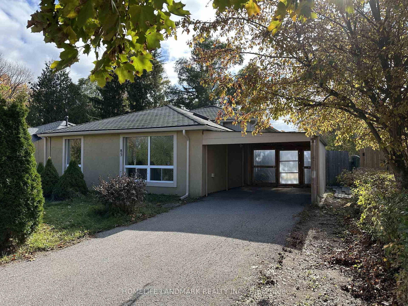 Detached House in Aurora Heights