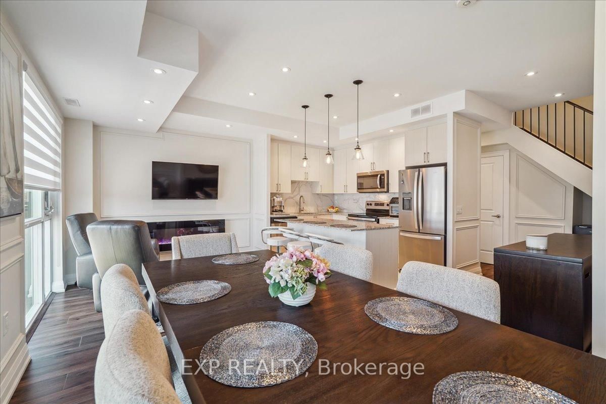 Townhouse, Condo in Vaughan Grove