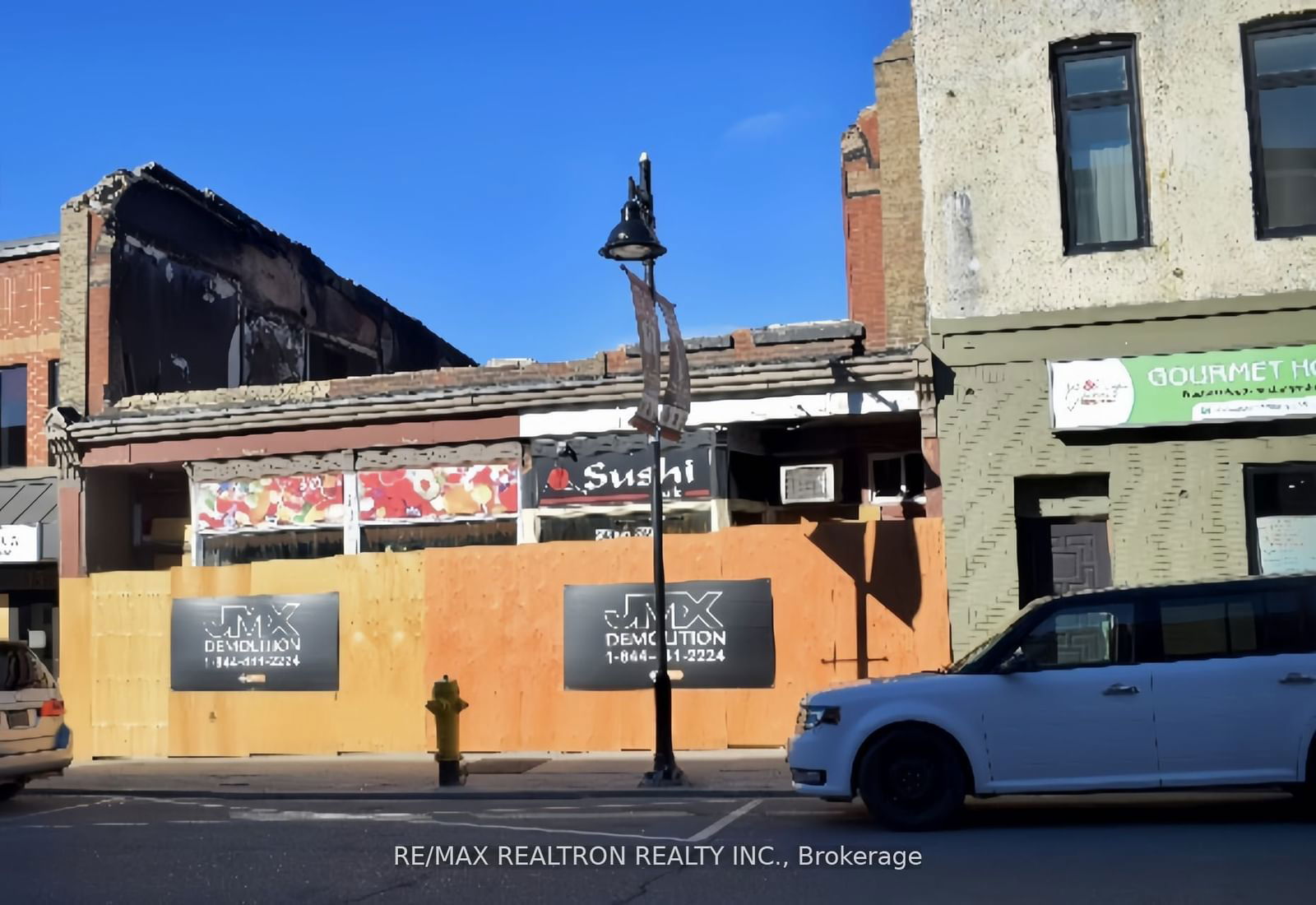 Store with Apartment/Office in Uxbridge