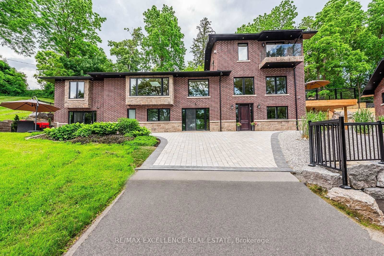 Detached House in Credit Valley