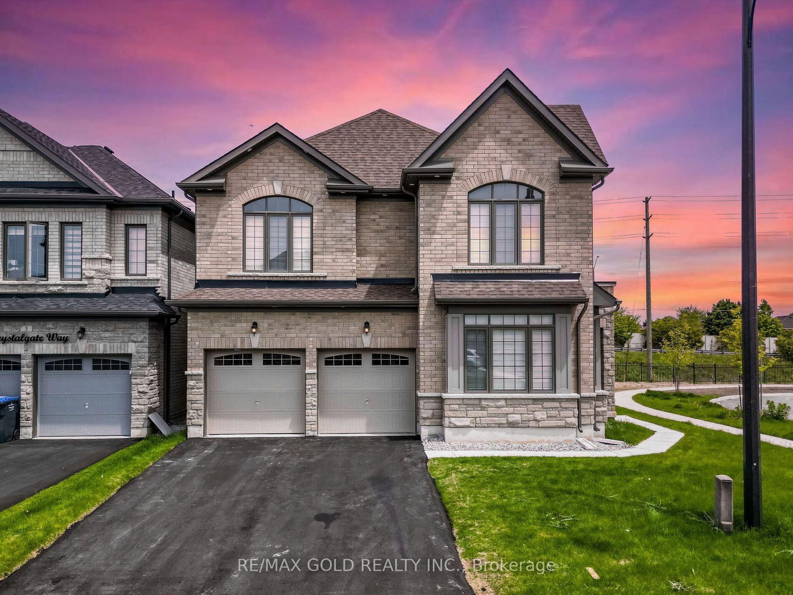 Detached House in Credit Valley