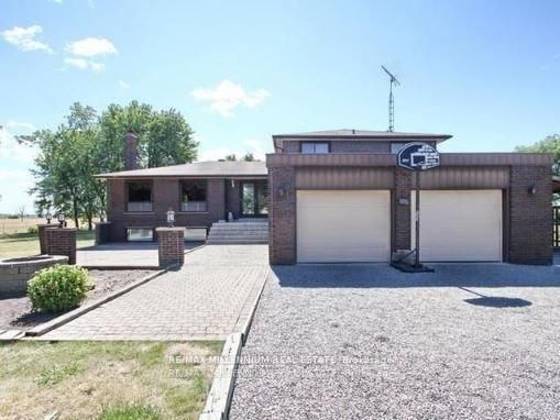Detached House in Highway 427