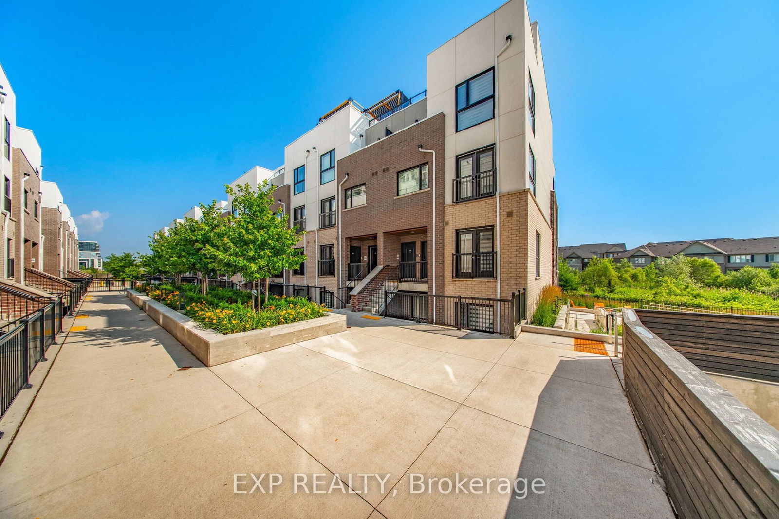 Townhouse, Condo in Joshua Meadows