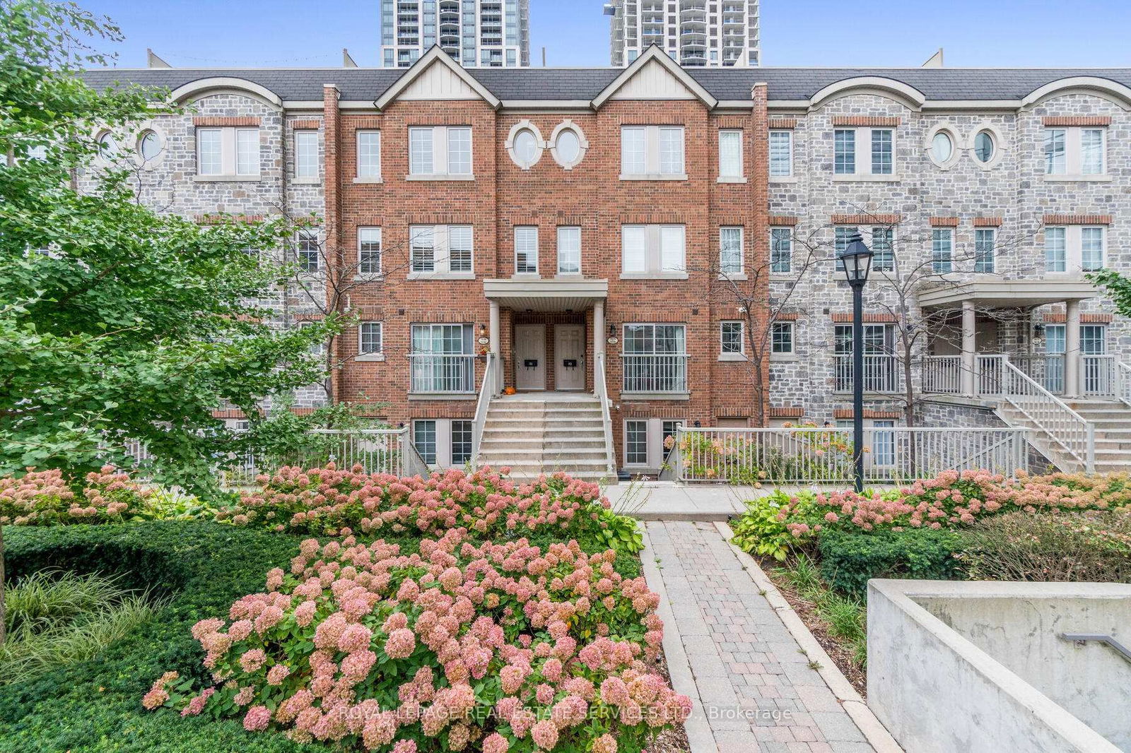 Townhouse, Condo in High Park-Swansea
