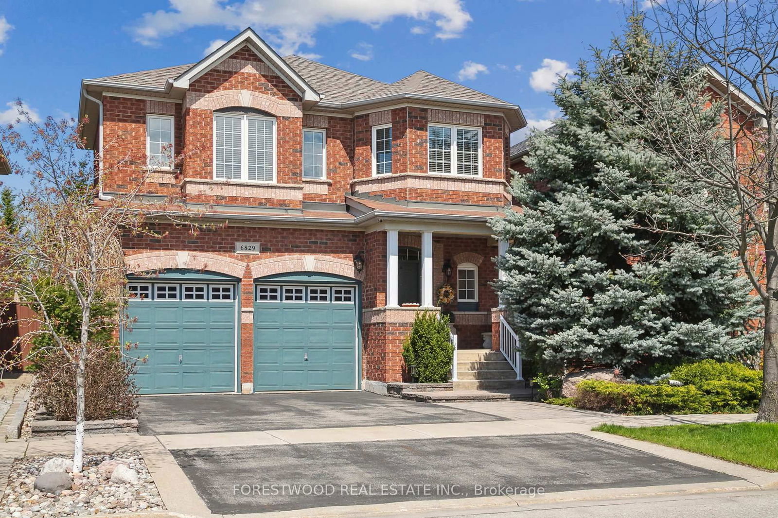 Detached House in Meadowvale Village
