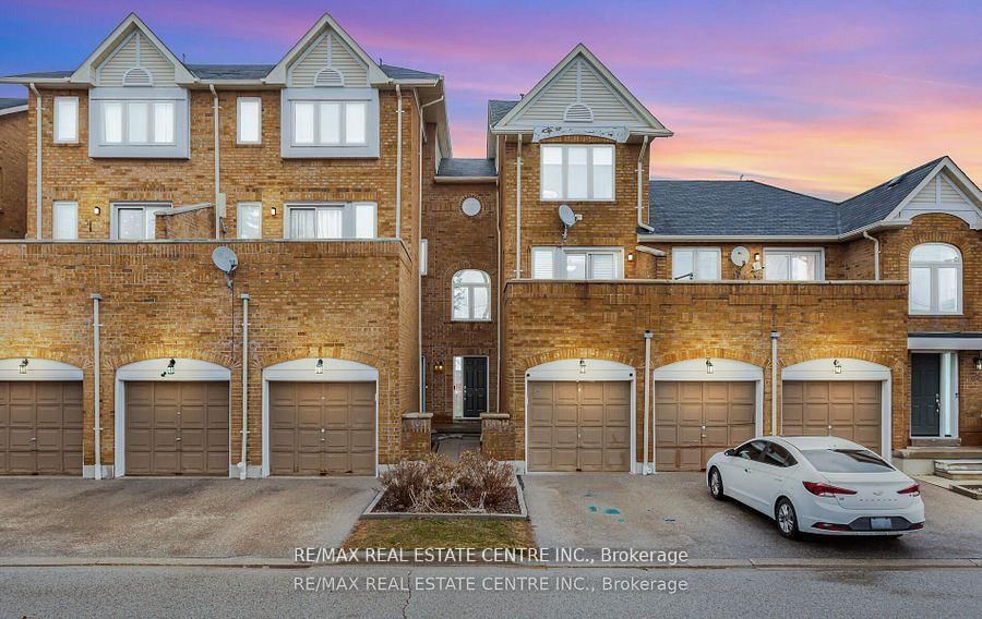 Townhouse, Condo in Hurontario