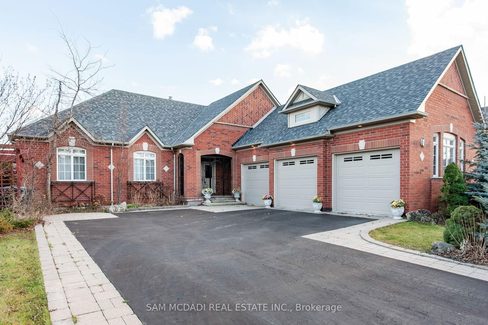 Detached House in Credit Valley