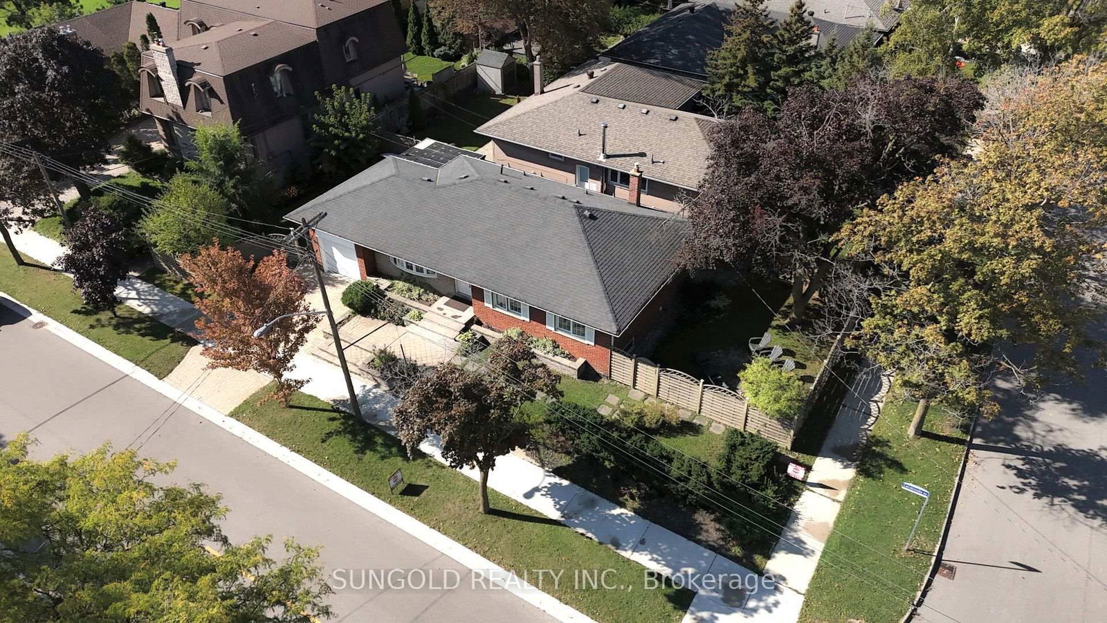 Detached House in Etobicoke West Mall