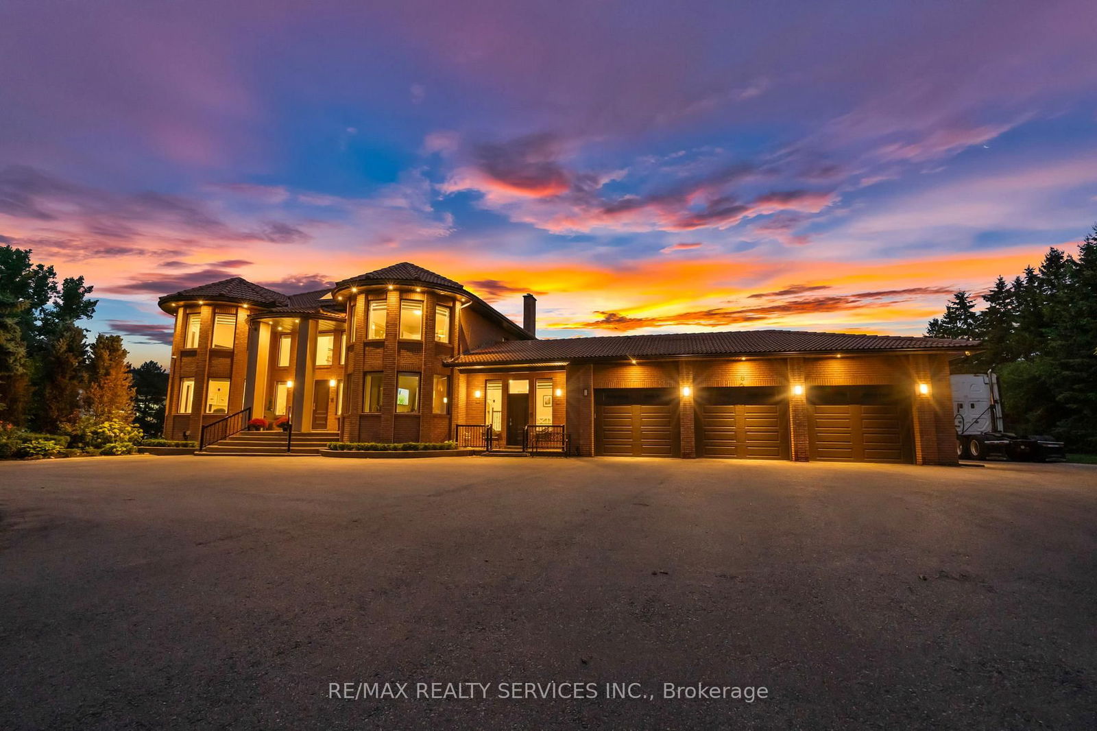 Detached House in Toronto Gore Rural Estate