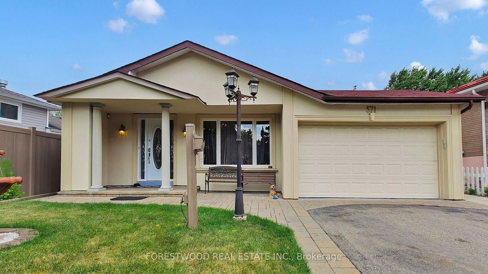 Detached House in Mississauga Valleys