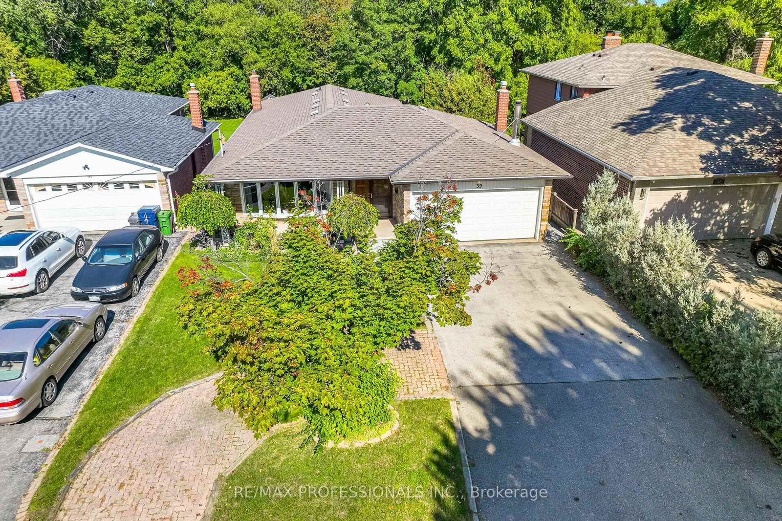 Detached House in Eringate-Centennial-West Deane