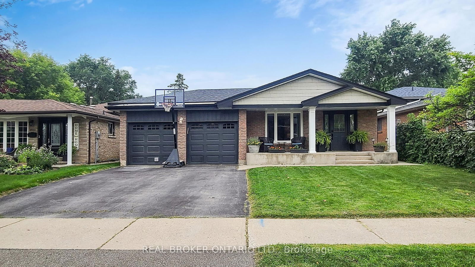 Detached House in Dorset Park