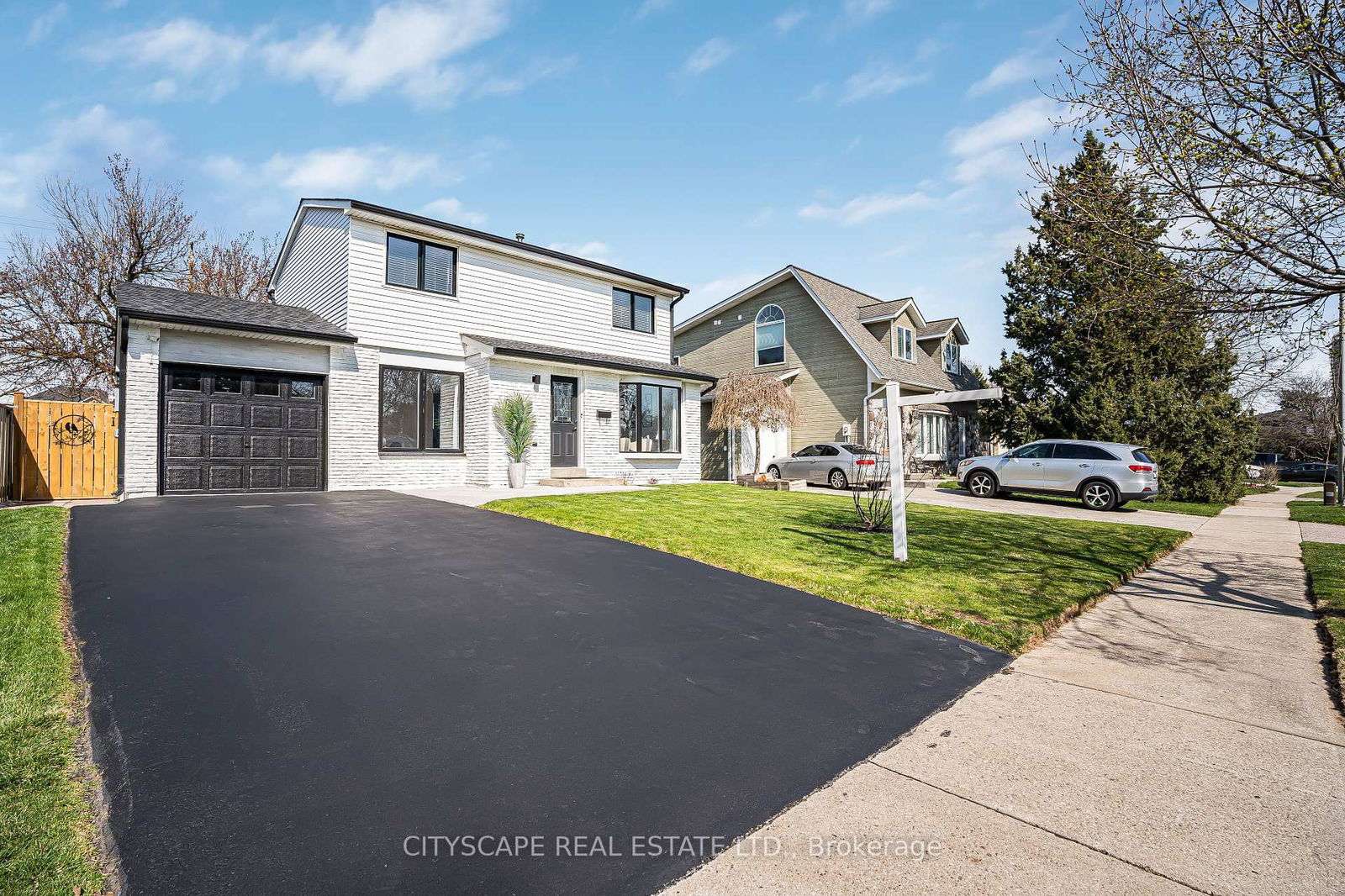 Detached House in Dorset Park
