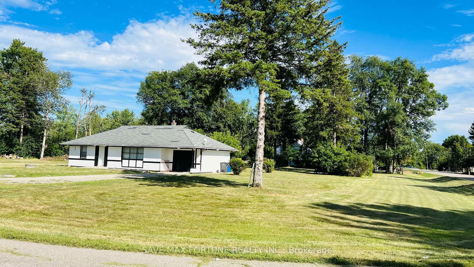 Detached House in Toronto Gore Rural Estate