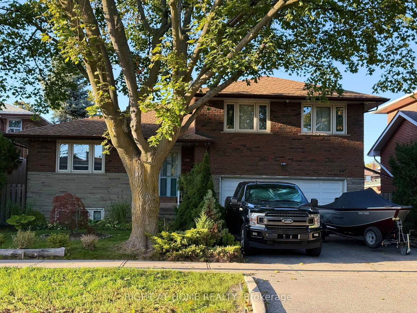 Detached House in Willowridge-Martingrove-Richview