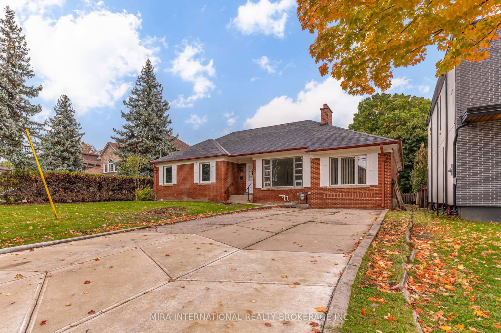 Detached House in Maple Leaf
