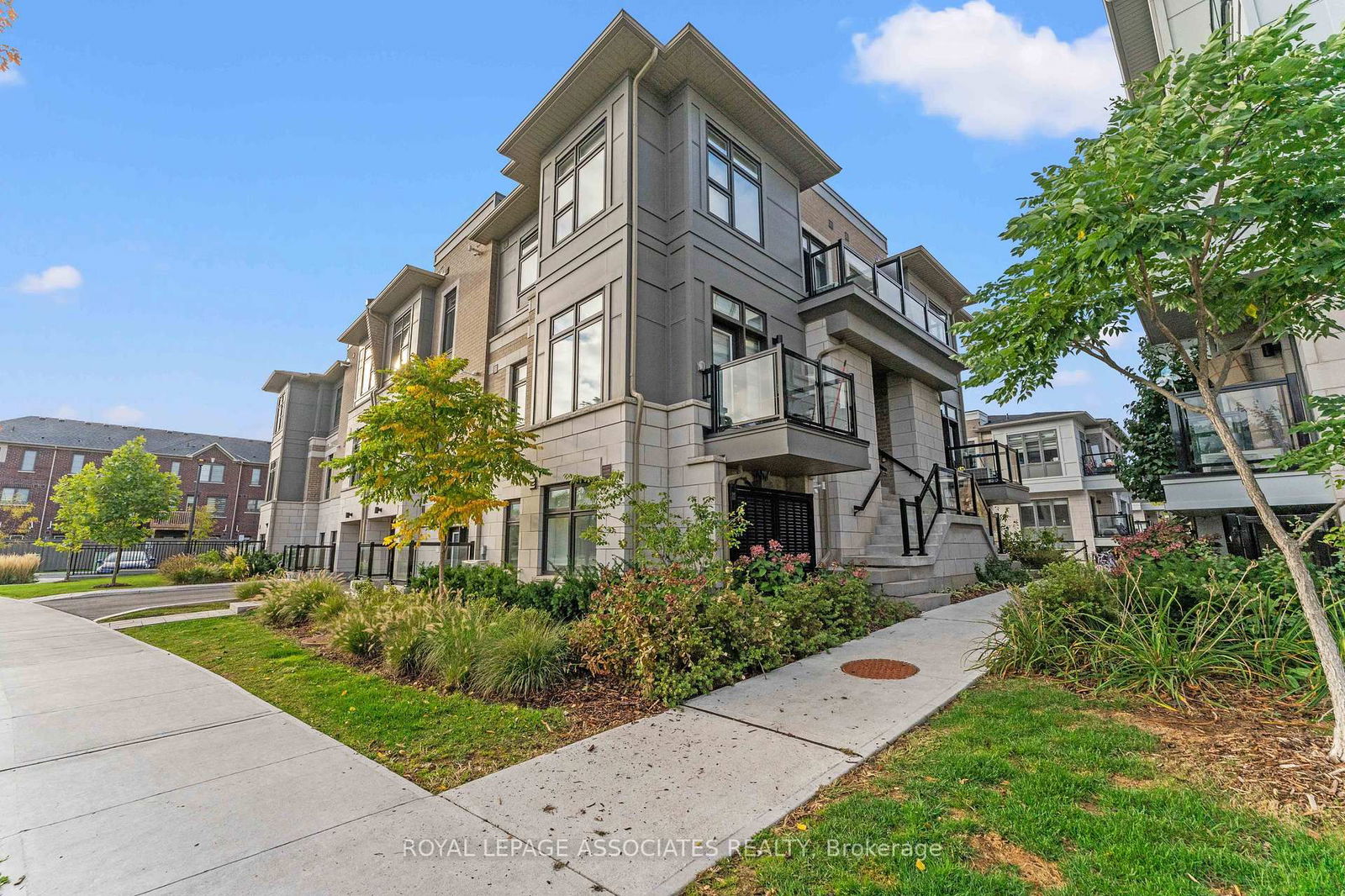 Townhouse, Condo in Goreway Drive Corridor