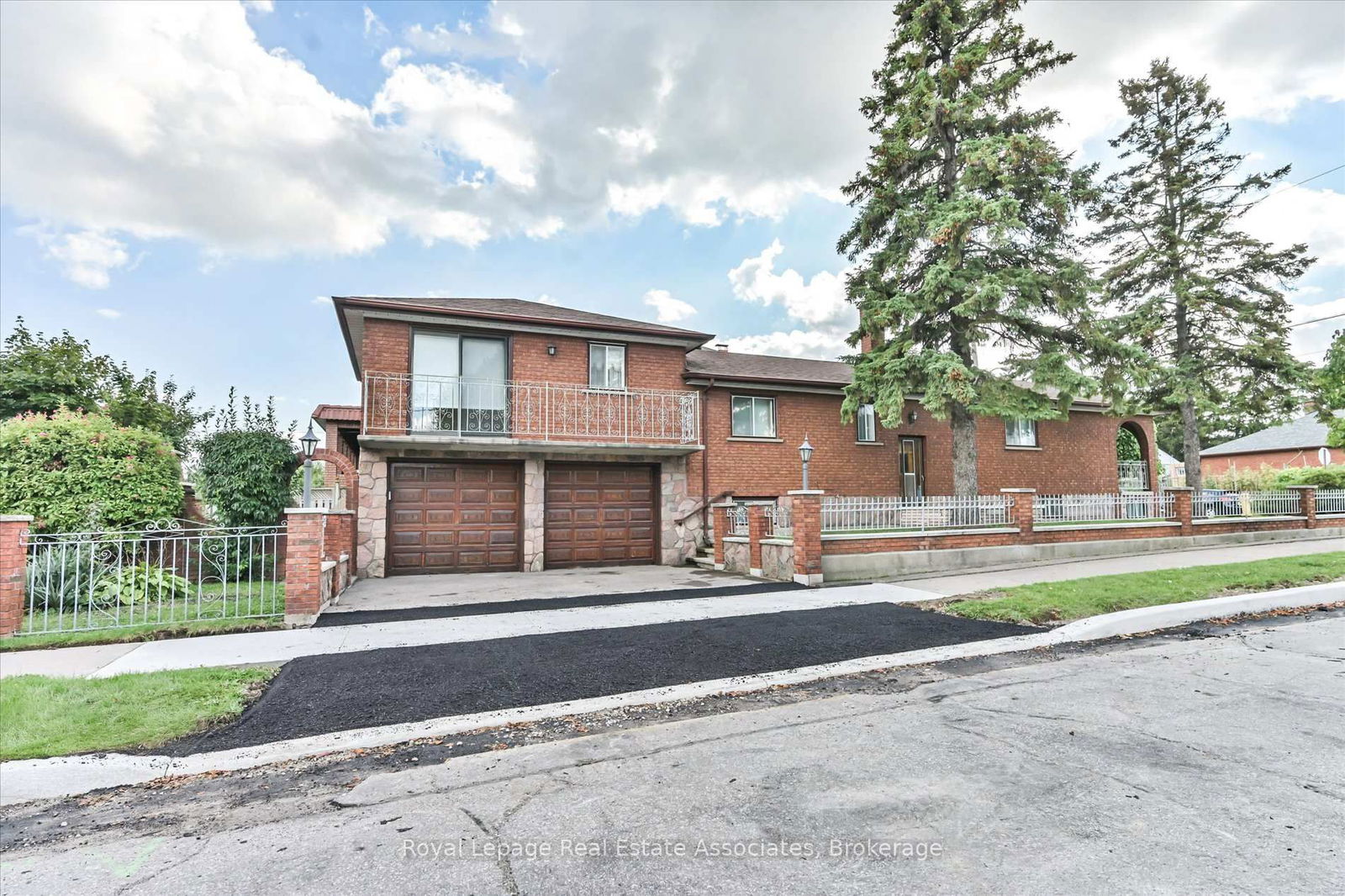 Detached House in Maple Leaf