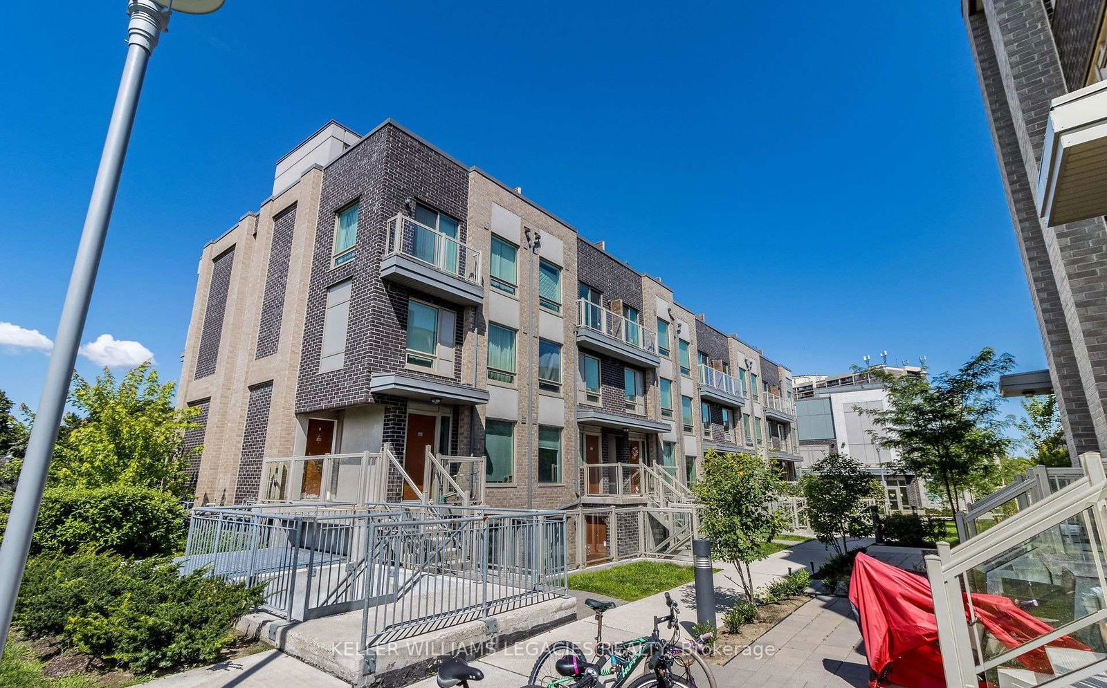Townhouse, Condo in Etobicoke West Mall
