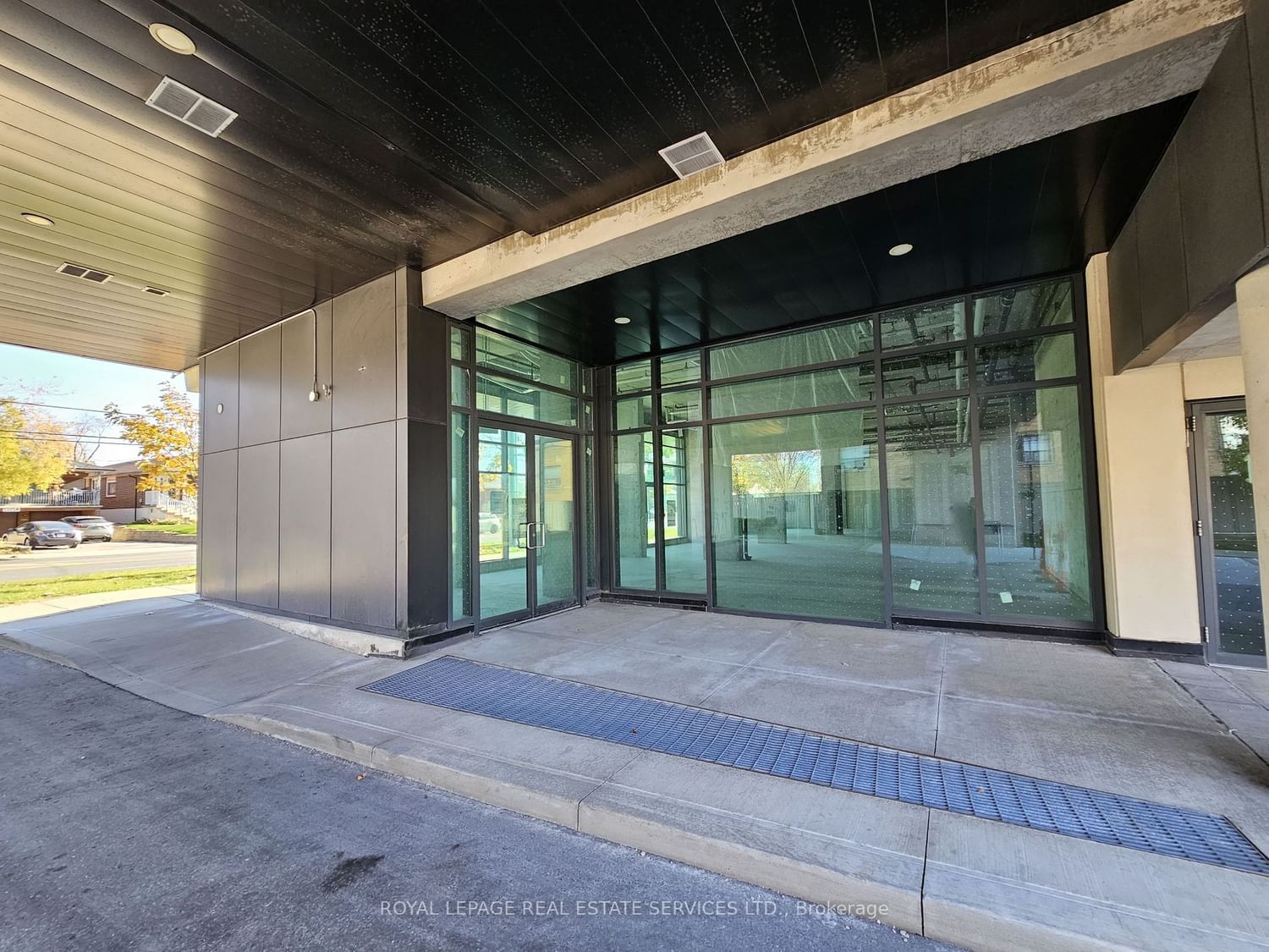 Commercial/Retail in Maple Leaf